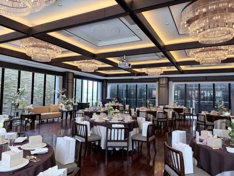 披露宴会場②大きな窓で囲まれており、非常に開放感がある。五重の塔もみることができる。