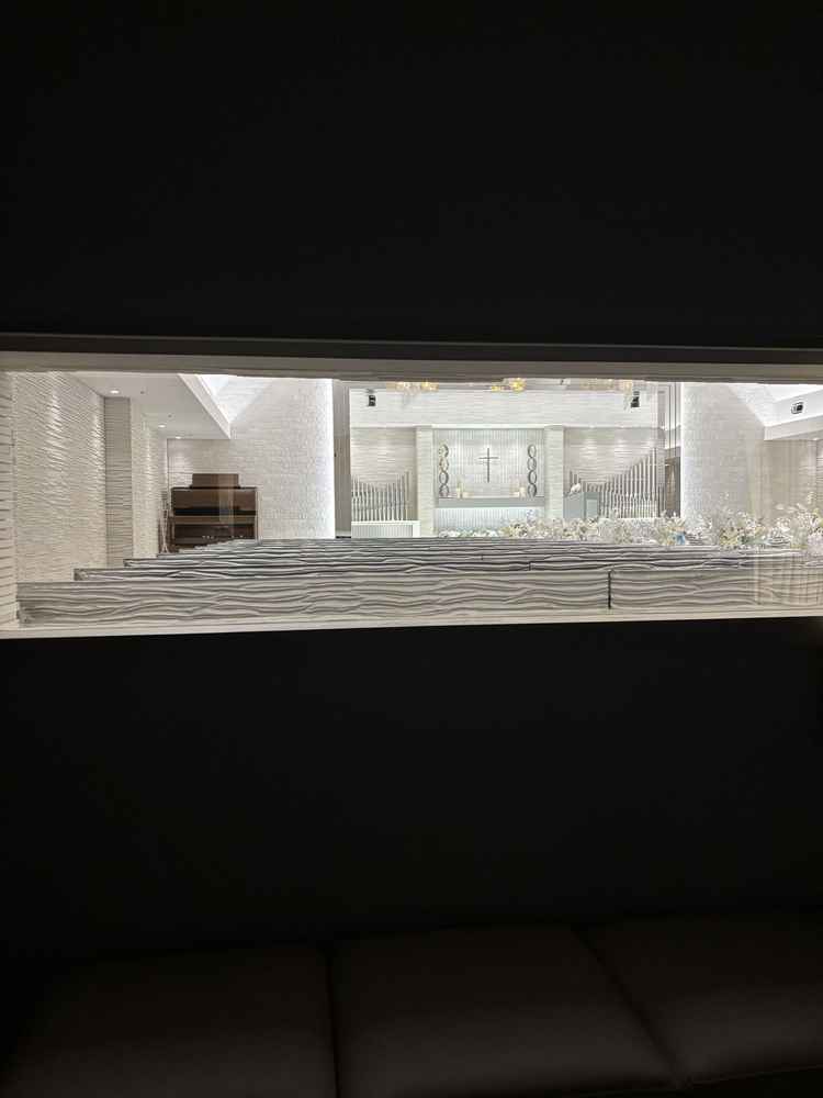 チャペルに入場前後ろのマジックミラーから会場の参列者を観れるのでどんな雰囲気かなど確認できます。