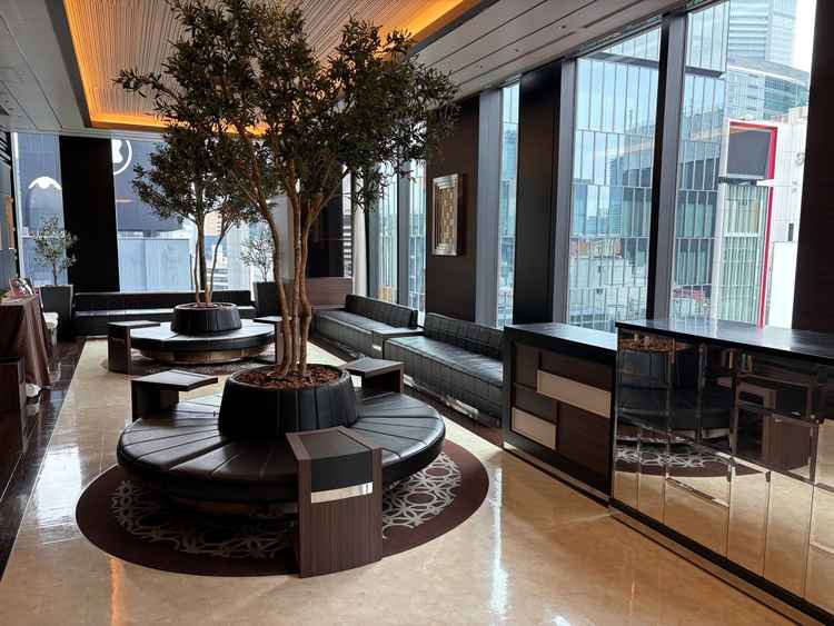 エレベーターが開いたらすぐクロークでエントランスが直線的。動線がシンプルなのでわかりやすい。