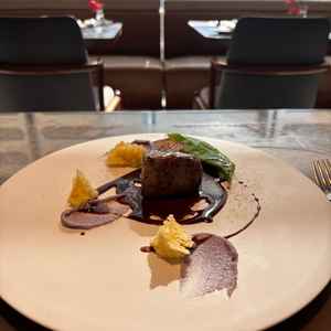 経産牛のお料理。ソースが美味しく、盛り付けも素敵でした。インカの目覚めのスポンジも甘くて美味しかった
