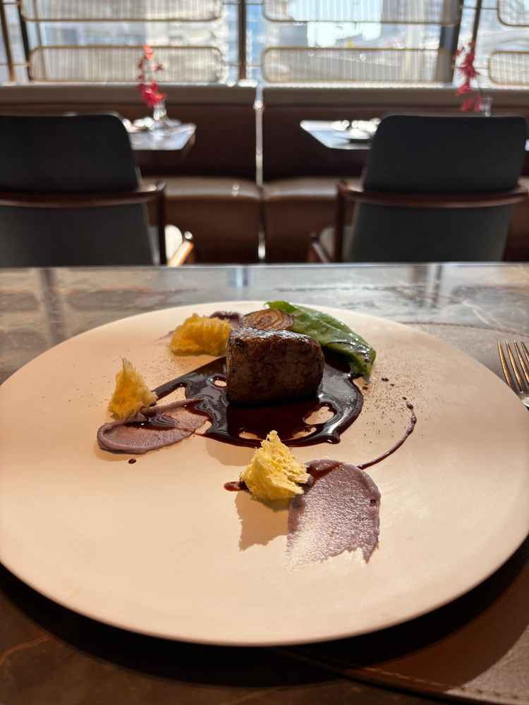 経産牛のお料理。ソースが美味しく、盛り付けも素敵でした。インカの目覚めのスポンジも甘くて美味しかった