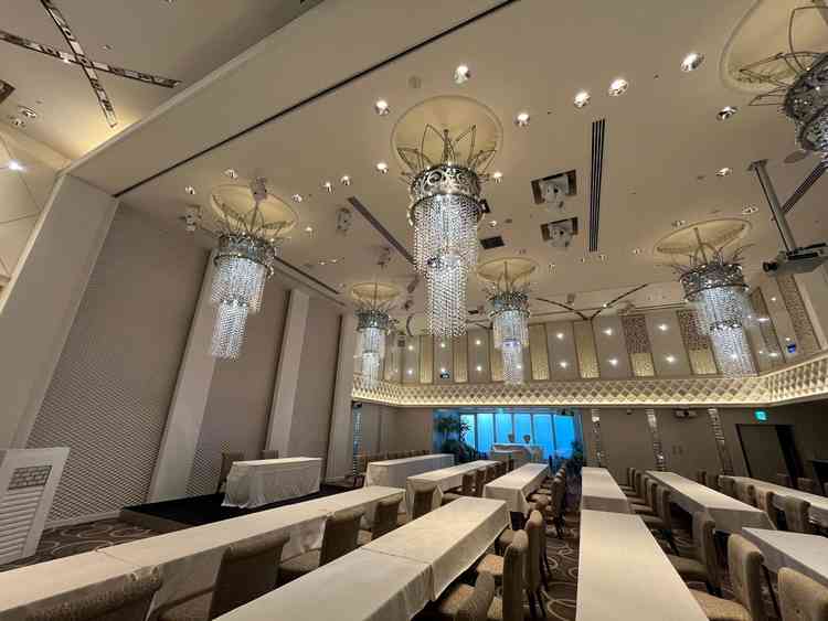 ​披露宴会場は、高い天井に輝くクリスタルがあり豪華でした。