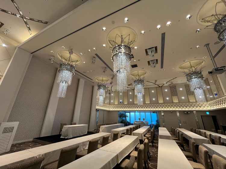 ​披露宴会場は、高い天井に輝くクリスタルがあり豪華でした。