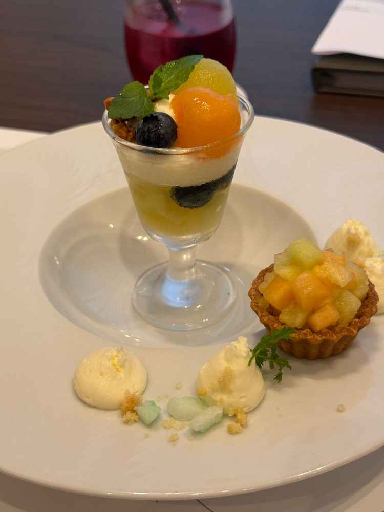 季節のフルーツだけでなく、琥珀糖も使っておりました。