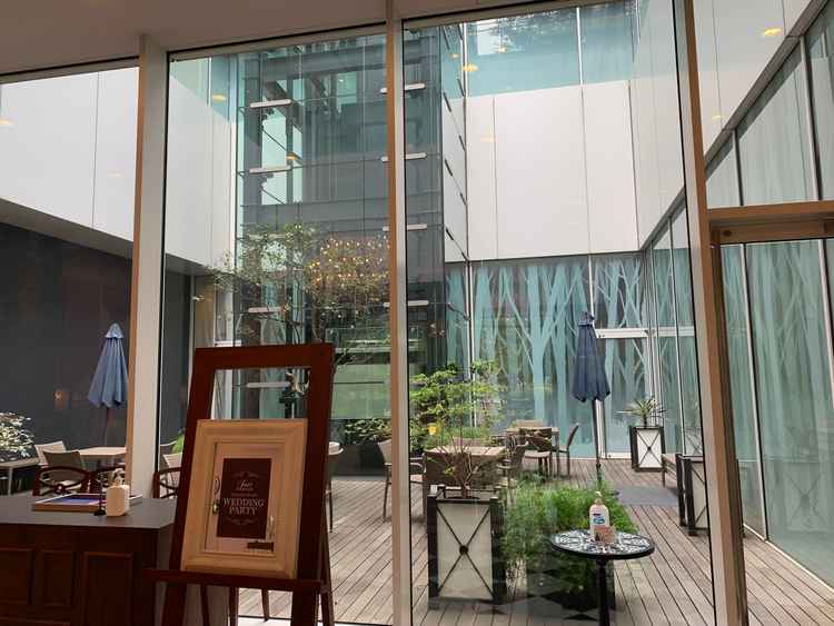 中庭。綺麗だが、外に出るのは冬は寒いかなと思った。