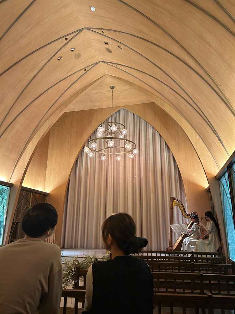 挙式でカーテンが開く演出があり、素敵でした。当日は香りも演出として含まれるようです。