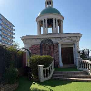 ガーデン。フラワーシャワーや、ブーケトスができる場所。