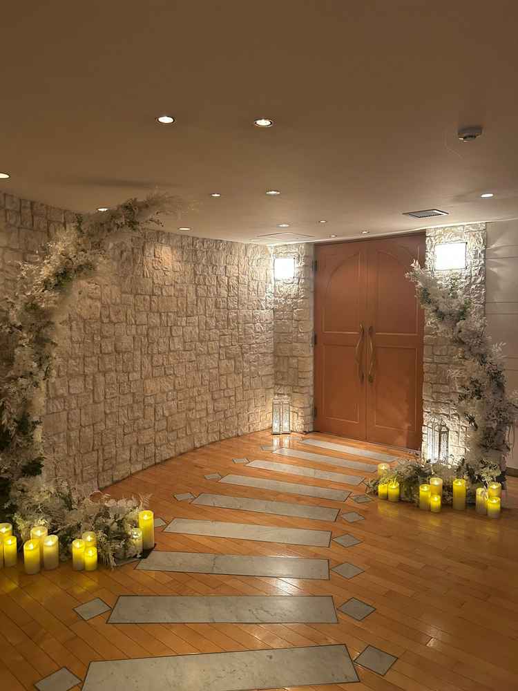 チャペルへの入り口の雰囲気がとても良かったです。壁や装飾も素敵で、わくわくしました。