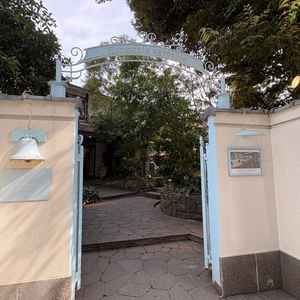 会場の入口です。鉄の柵がかわいいです。