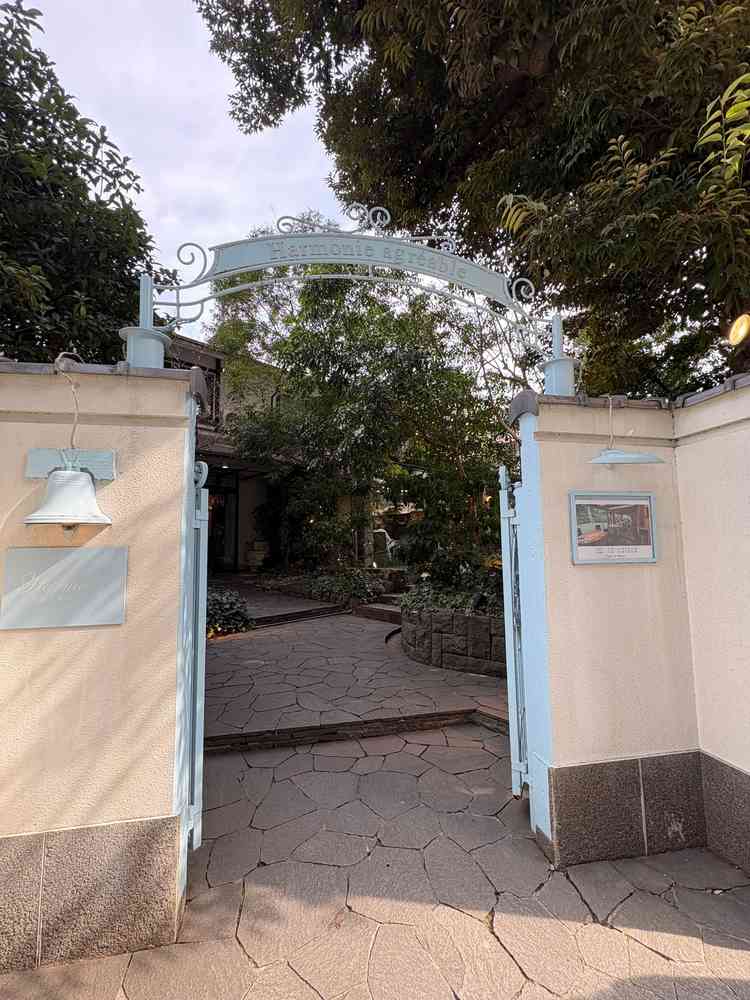 会場の入口です。鉄の柵がかわいいです。