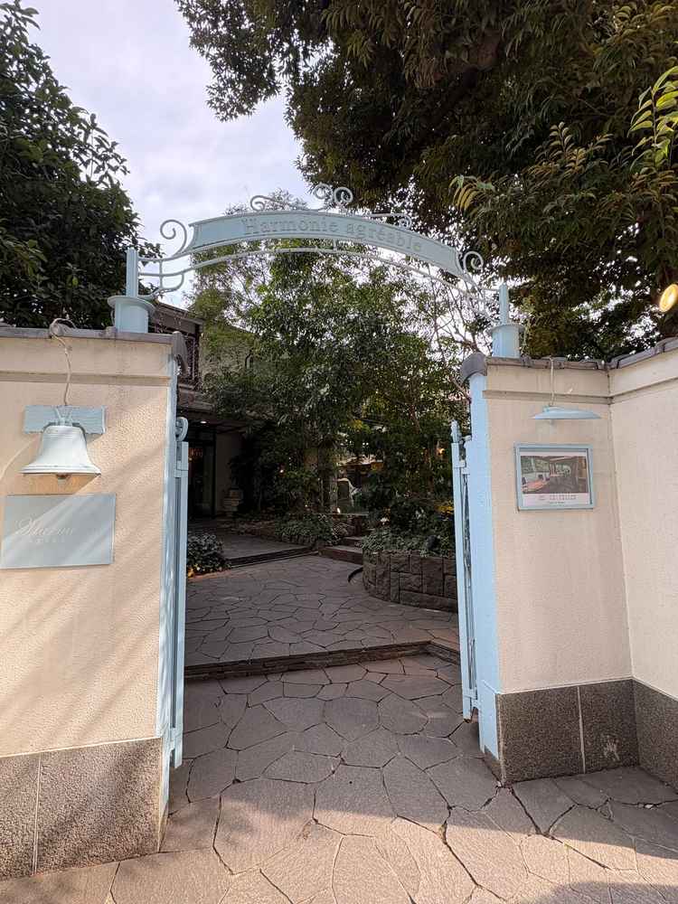 会場の入口です。鉄の柵がかわいいです。