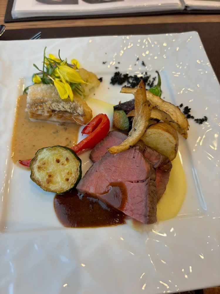 お肉と魚のメイン料理の写真。じゃばらこしょうが美味しかったです！魚がパリパリで焼き加減が最高でした