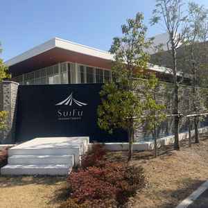 繁華街にも関わらず、高級感ある外観は非日常な１日が始まりそうな予感