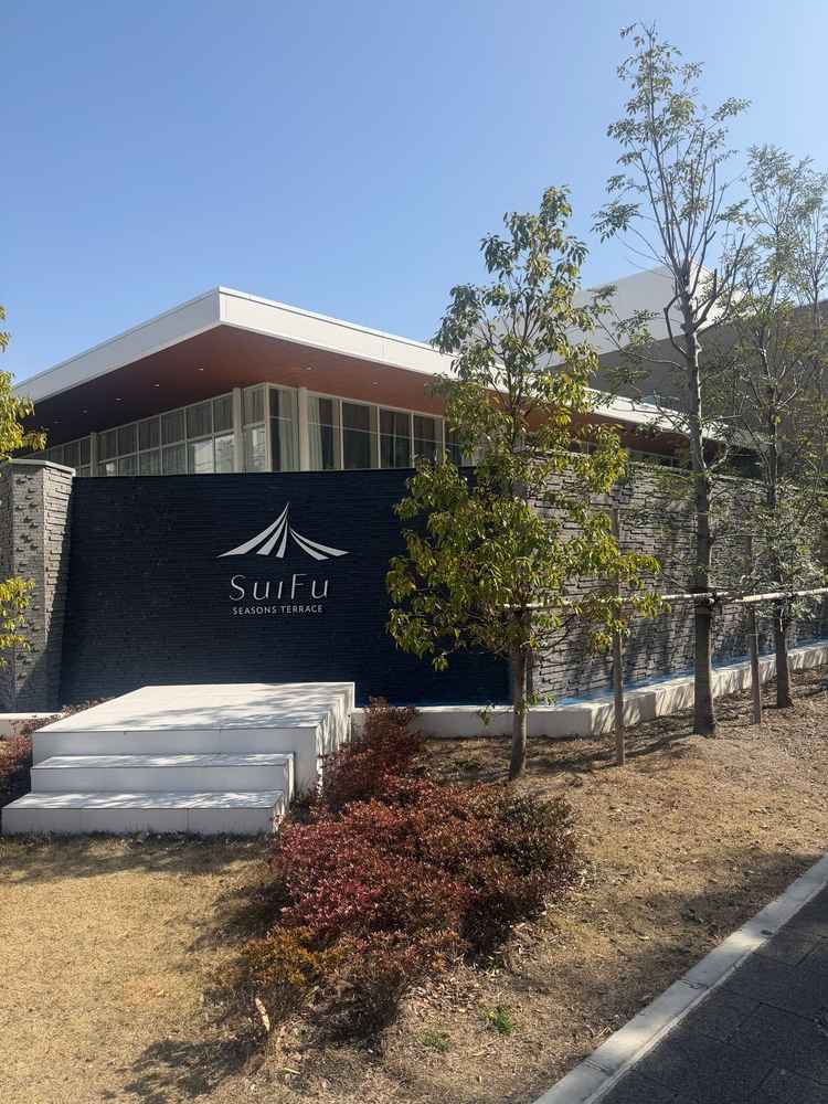 繁華街にも関わらず、高級感ある外観は非日常な１日が始まりそうな予感