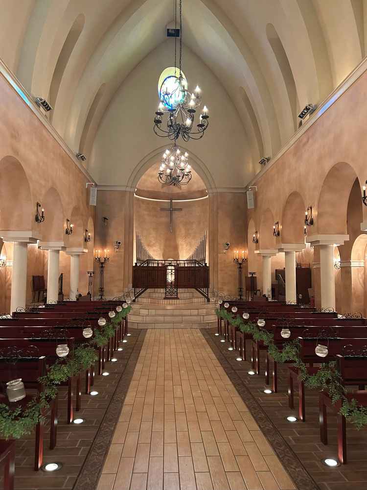 高いアーチ天井と温かみのあるピンクベージュの壁が印象的で、荘厳で落ち着いたチャペルでした。