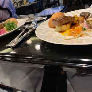 メイン料理が飛騨牛とアワビのステーキとパン添えでお肉は柔らかくて美味しかった。アワビも柔美味しかった