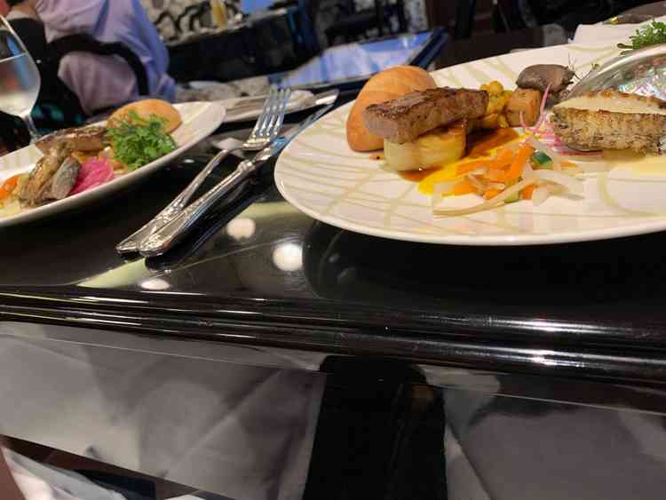 メイン料理が飛騨牛とアワビのステーキとパン添えでお肉は柔らかくて美味しかった。アワビも柔美味しかった