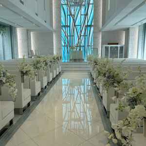 チャペル。白が貴重ですが水色が使われておりドレスが映えると思います。両サイドにも水が流れており綺麗。