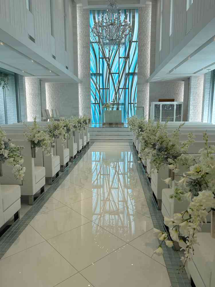 チャペル。白が貴重ですが水色が使われておりドレスが映えると思います。両サイドにも水が流れており綺麗。