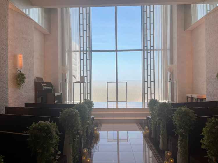 空の見えるチャペル。