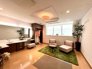 新郎新婦控え室はとてもキレイで広く、設備も整っておりゆとりを持って着替えなどできるスペースだと感じま