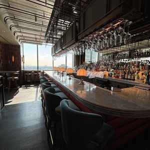 屋上の会場に付属のバーカウンター。待合として貸切利用できるそうです。二次会の利用もよさそう。