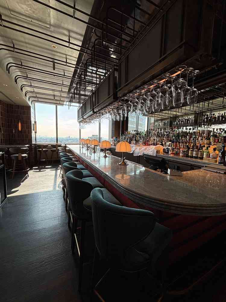 屋上の会場に付属のバーカウンター。待合として貸切利用できるそうです。二次会の利用もよさそう。