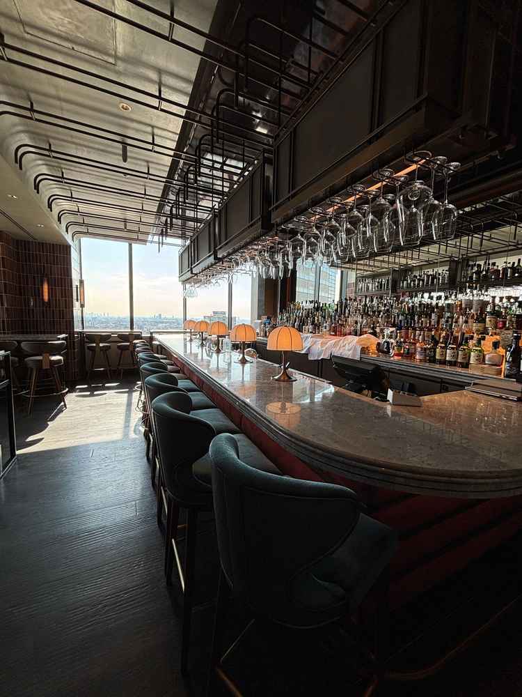 屋上の会場に付属のバーカウンター。待合として貸切利用できるそうです。二次会の利用もよさそう。