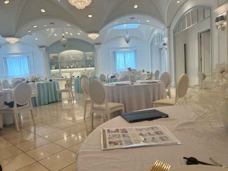 披露宴会場全体像。とても華やかな会場で、自分たち好みに会場内をコーディネートできるのが素敵でした。