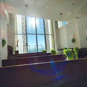 光に包まれた白基調の空間に、石壁が映える神聖なチャペルが印象的でした。