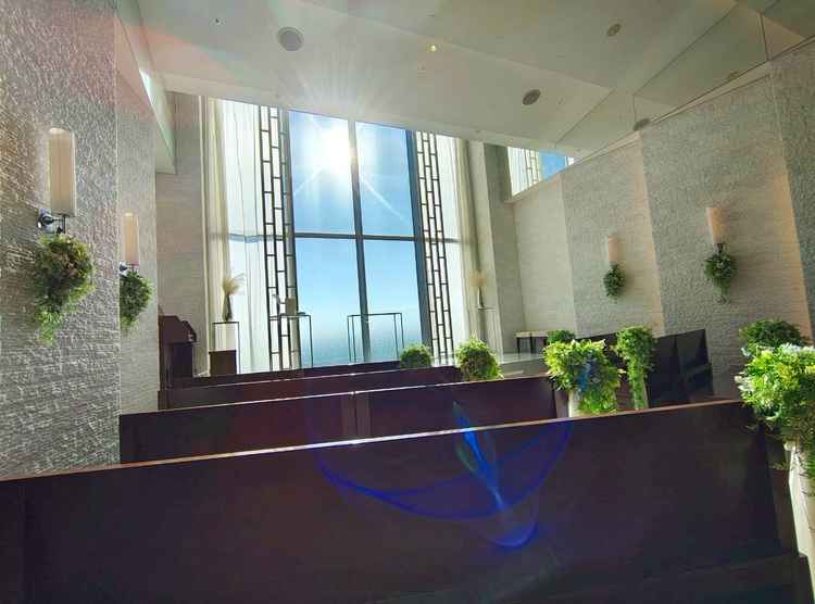 光に包まれた白基調の空間に、石壁が映える神聖なチャペルが印象的でした。