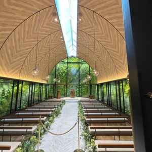 扉を開けたら吹き抜け天井と緑×ウッドな雰囲気漂う挙式場でとても洗礼されていて素敵な雰囲気だった。