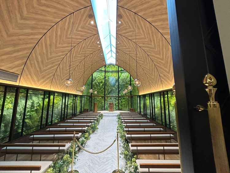 扉を開けたら吹き抜け天井と緑×ウッドな雰囲気漂う挙式場でとても洗礼されていて素敵な雰囲気だった。