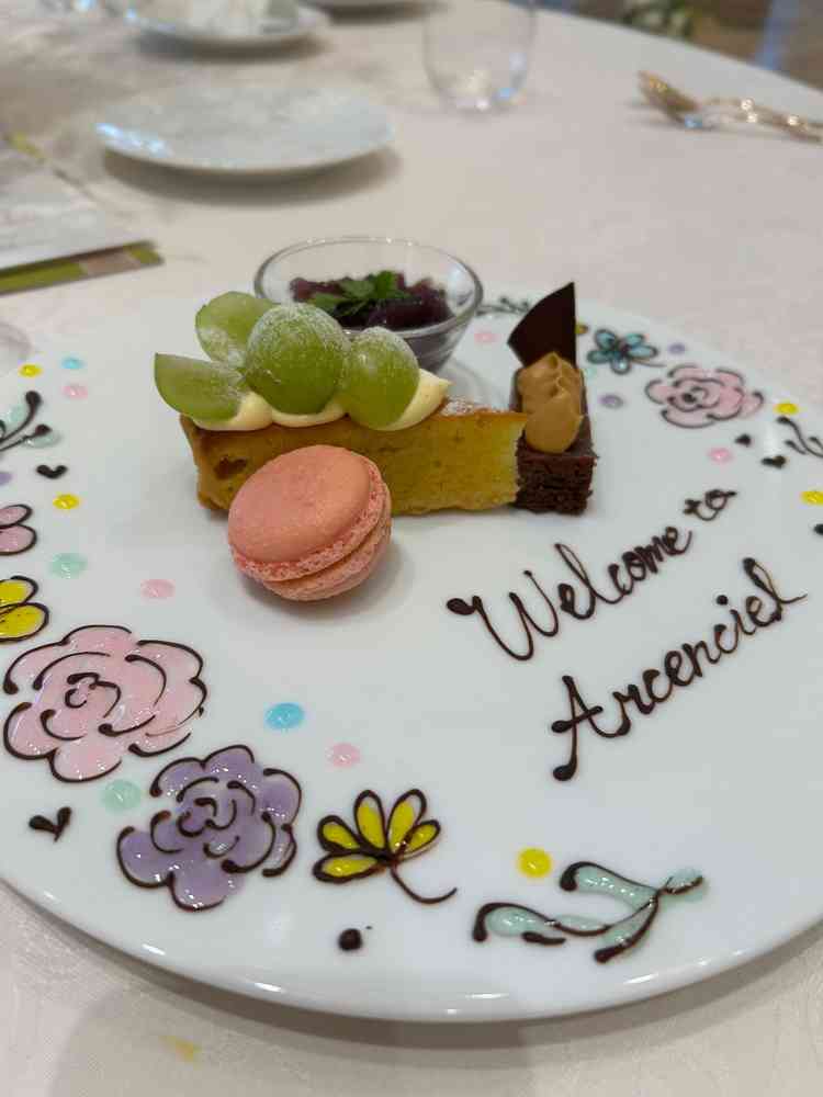 試食のデザート。サプライズで綺麗にデコレーションされたプレート。