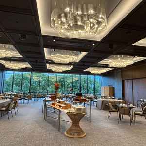 3つある披露宴会場のうち、1番広いホールで、シックなイメージです。新郎新婦の背景には広葉樹が映えます