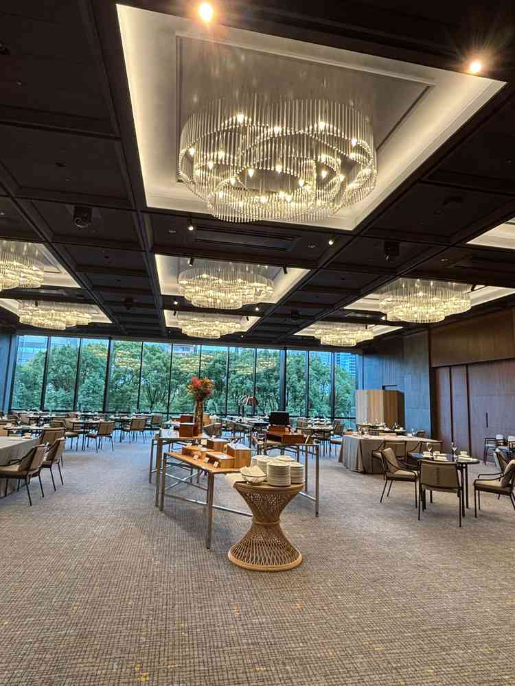 3つある披露宴会場のうち、1番広いホールで、シックなイメージです。新郎新婦の背景には広葉樹が映えます