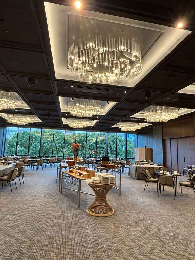 3つある披露宴会場のうち、1番広いホールで、シックなイメージです。新郎新婦の背景には広葉樹が映えます