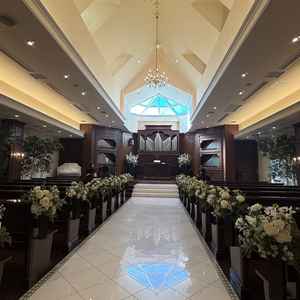 ブラウン多めの雰囲気で、自然も感じられるチャペルきれいでした。