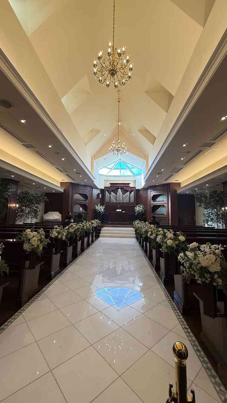 ブラウン多めの雰囲気で、自然も感じられるチャペルきれいでした。