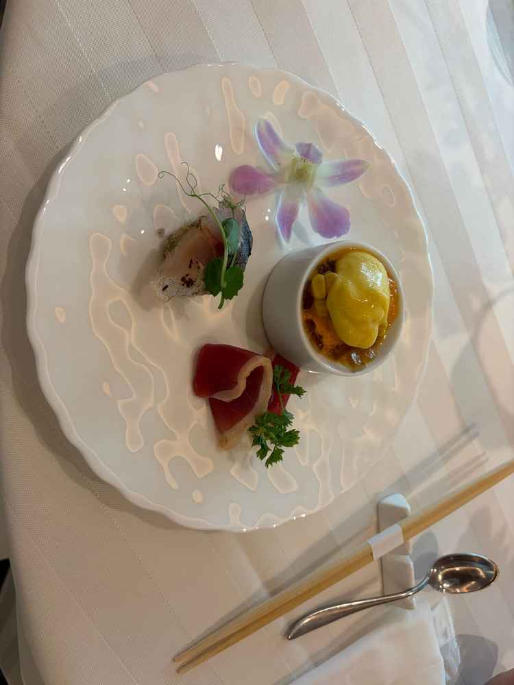 試食。全ての料理に鮪節からとった出汁を使用されておりかつお節とは違ったとても香りが良く美味しかった。