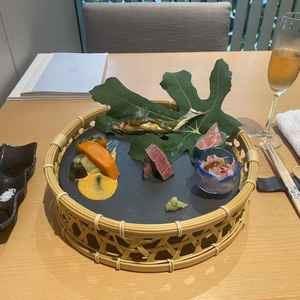 お箸でいただく料理。真ん中のお肉は塩、トリュフソース、ミライエソースの3種類のソースでいただける。