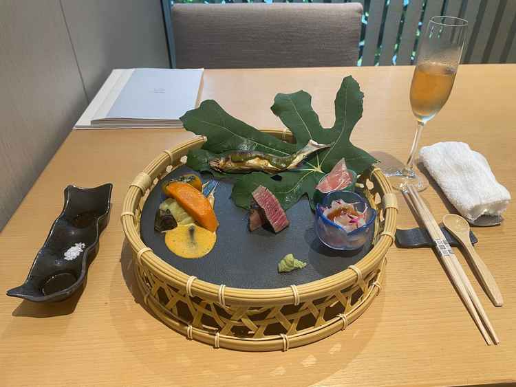 お箸でいただく料理。真ん中のお肉は塩、トリュフソース、ミライエソースの3種類のソースでいただける。