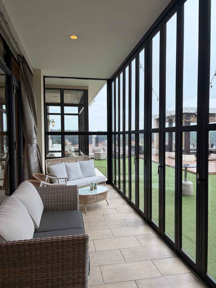 披露宴会場の庭園の写真。広々とした緑がとても素敵でした、