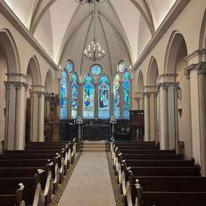 ステンドグラスが印象的なチャペル。日中はガラスから日差しがバージンロードに差し込み素敵な雰囲気です。