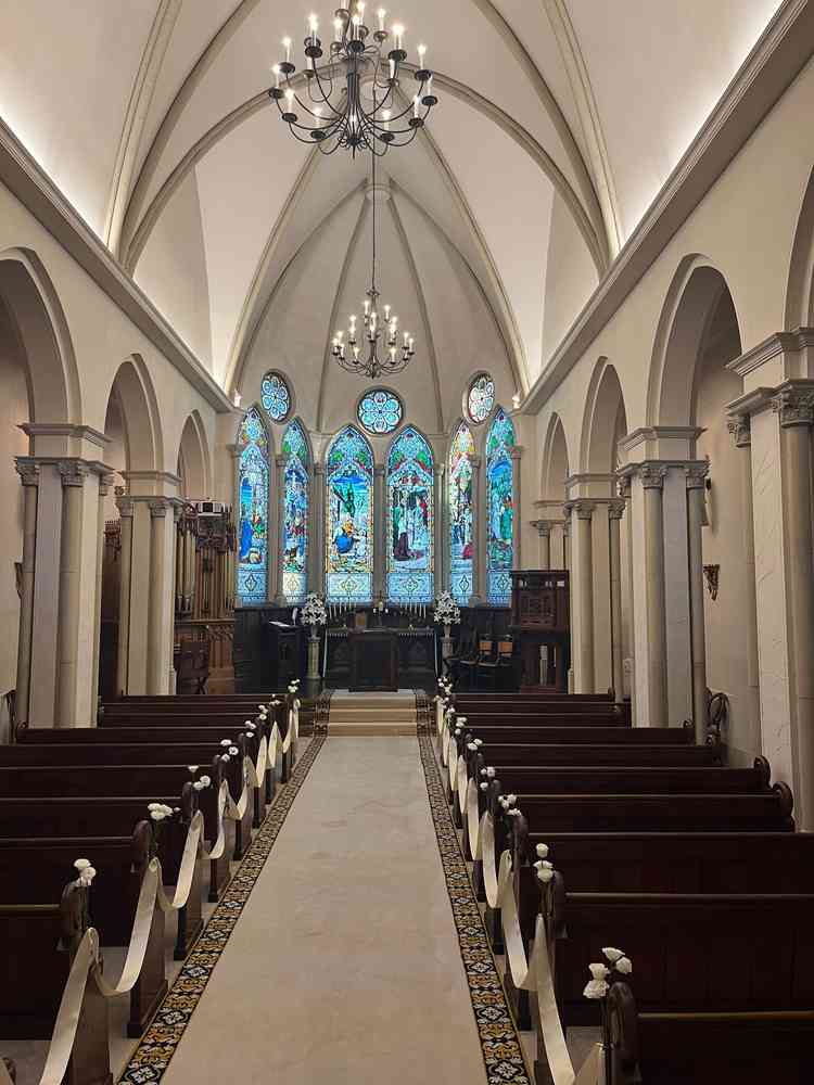 ステンドグラスが印象的なチャペル。日中はガラスから日差しがバージンロードに差し込み素敵な雰囲気です。