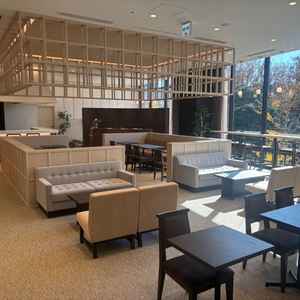 ゲストルームは落ち着いた雰囲気で、挙式や披露宴の合間にもゆっくり過ごせそうな空間でした。