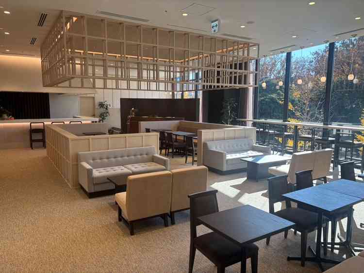 ゲストルームは落ち着いた雰囲気で、挙式や披露宴の合間にもゆっくり過ごせそうな空間でした。