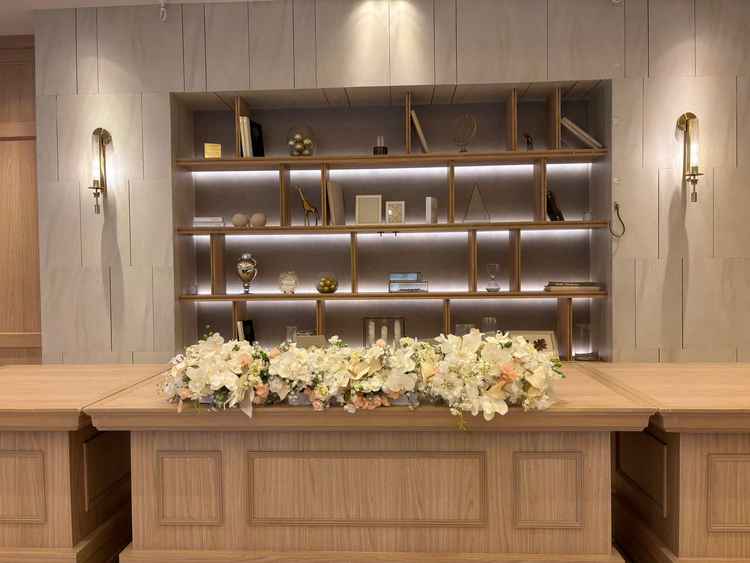 披露宴会場。背景に事前にオブジェがあるので想像しやすい