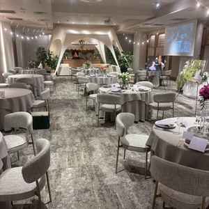 床が絨毯で温かい雰囲気だと思いました。