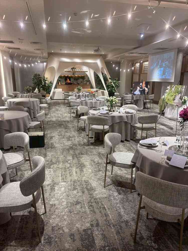 床が絨毯で温かい雰囲気だと思いました。